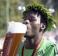 Patrick Makau bebe cerveja após a vitória na maratona de Berlim