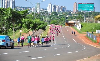 300 mulheres participaram do evento que teve corrida e caminhada. (Foto: João Garrigó)