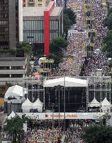 Com 21 mil pessoas, São Silvestre divide avenida Paulista com festa do Reveillon.
